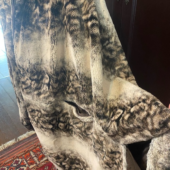 Lindi Animal Print Faux-fur Cape - Picture 13 of 16